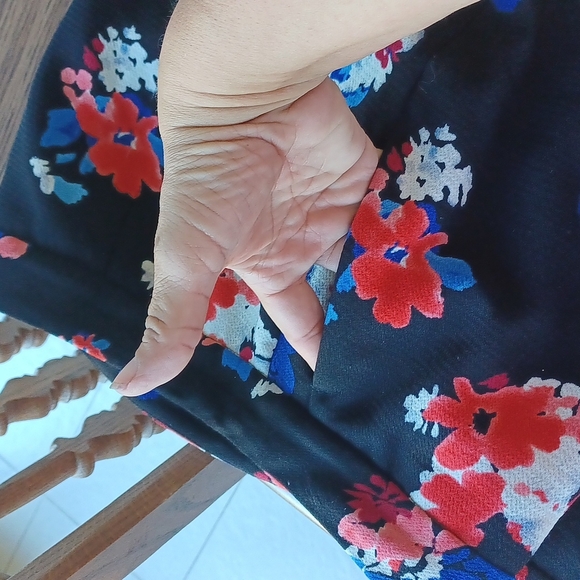 Vince Camuto Red Blue Floral Skinny Black Pants, front pockets, Sz 8 - Picture 5 of 5
